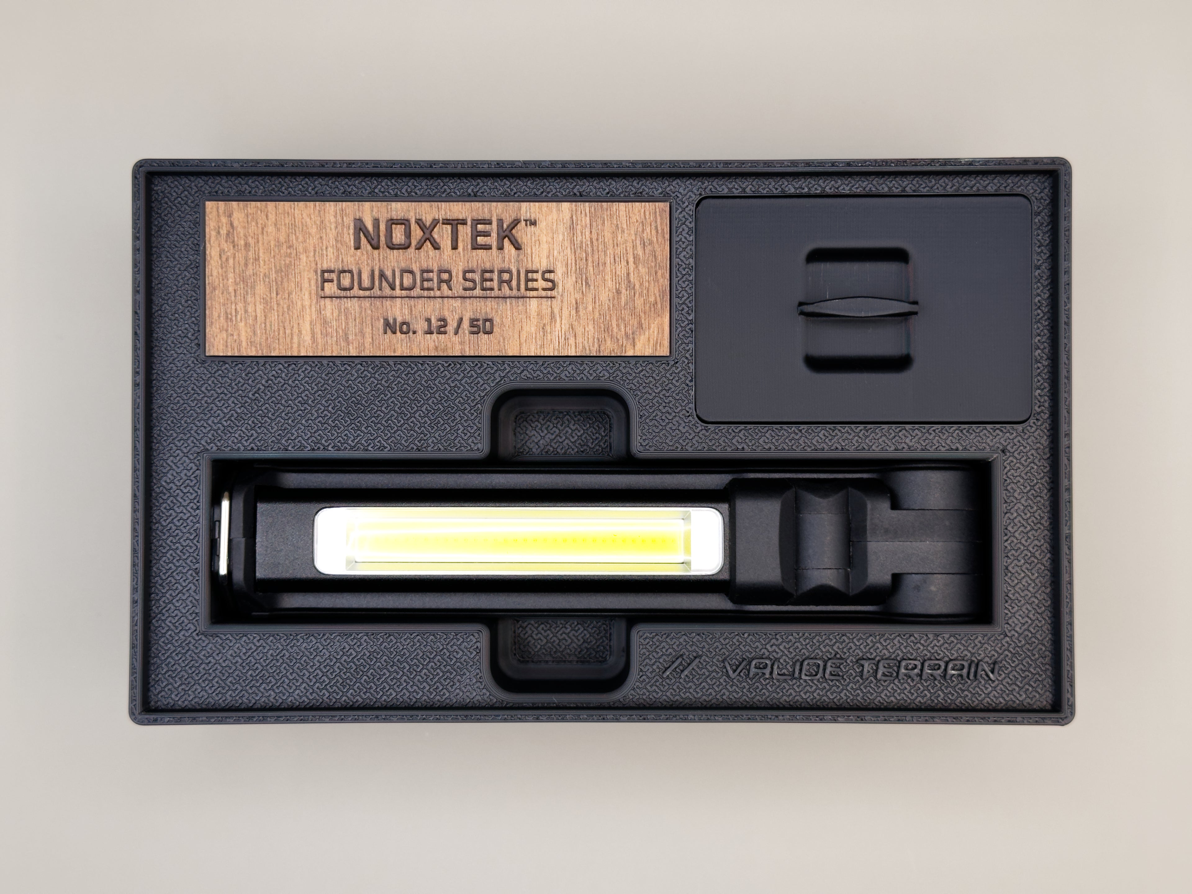 Packaging premium sérialisé NoxTek Aterion MK1 Founder Series avec insert bois et présentation de lancement